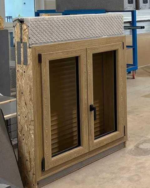 Ventana de PVC montada en premarco aislante Icompac