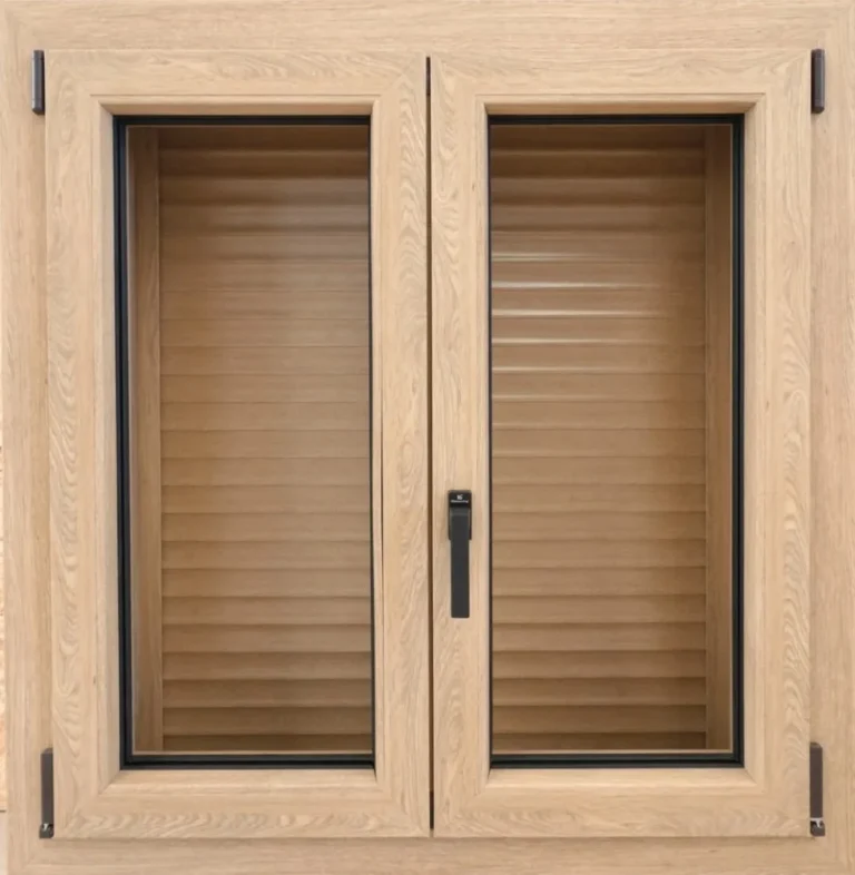 Ventana oscilobatiente de PVC color roble con persiana integrada RolaPlus